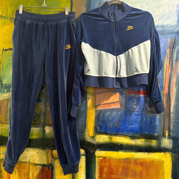 Nike velour joggers and matching cropped zip jacket size small (set) - Picture 2 of 8